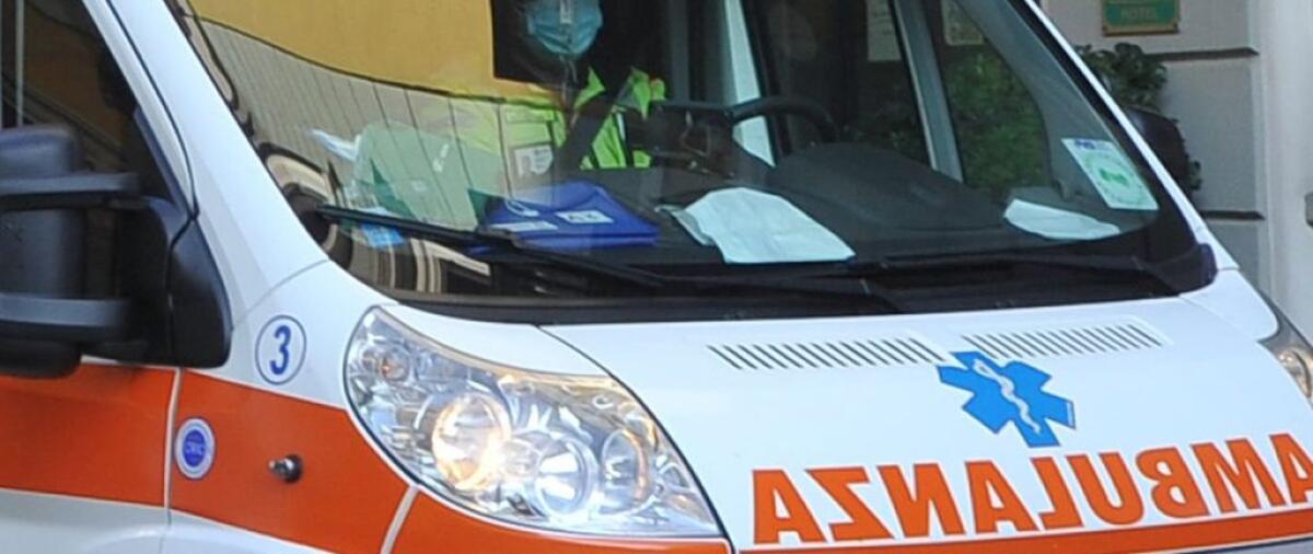 Malore in strada, uomo deceduto: "Operatori arrivati ma senza un defibrillatore" -