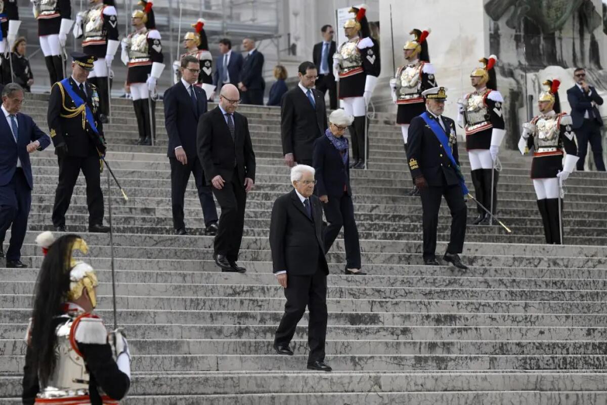 25 Aprile, Mattarella depone corona di fiori all’Altare della Patria -