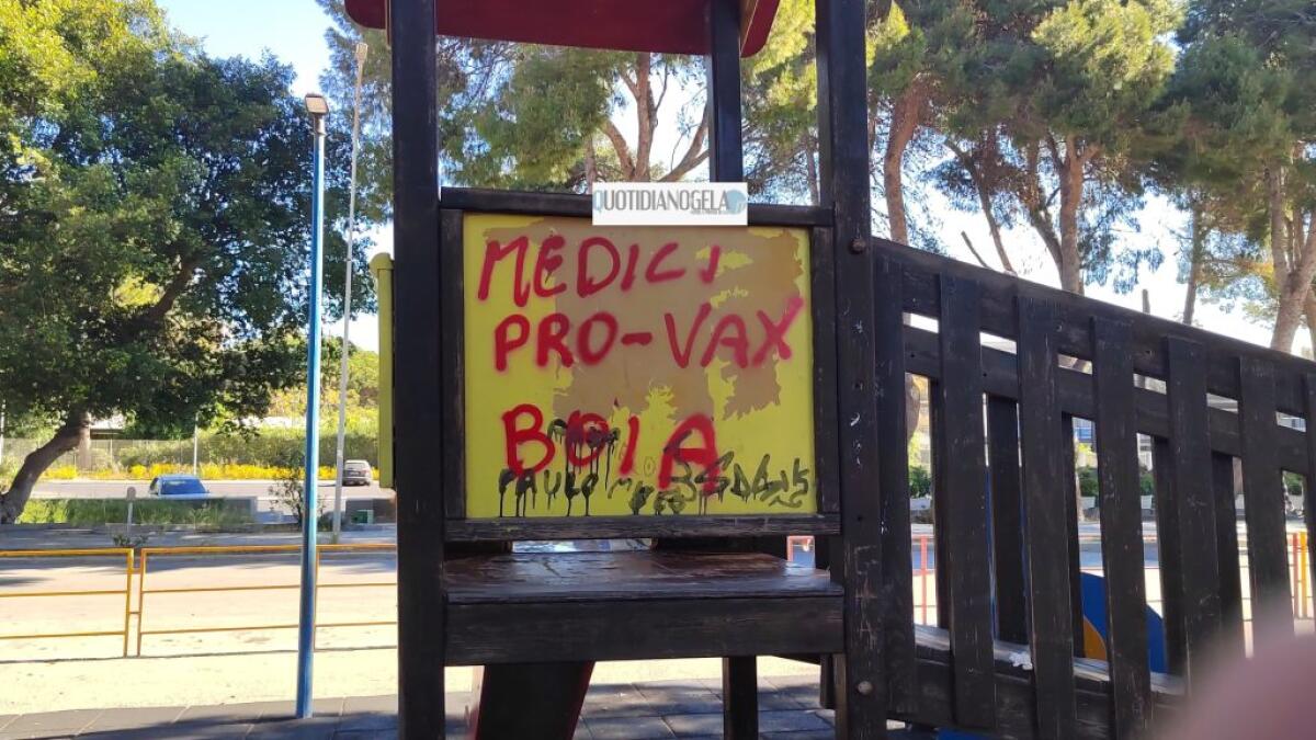 Giostre Macchitella e muro lungomare vandalizzati, Greco: "Scritte verranno rimosse subito" -