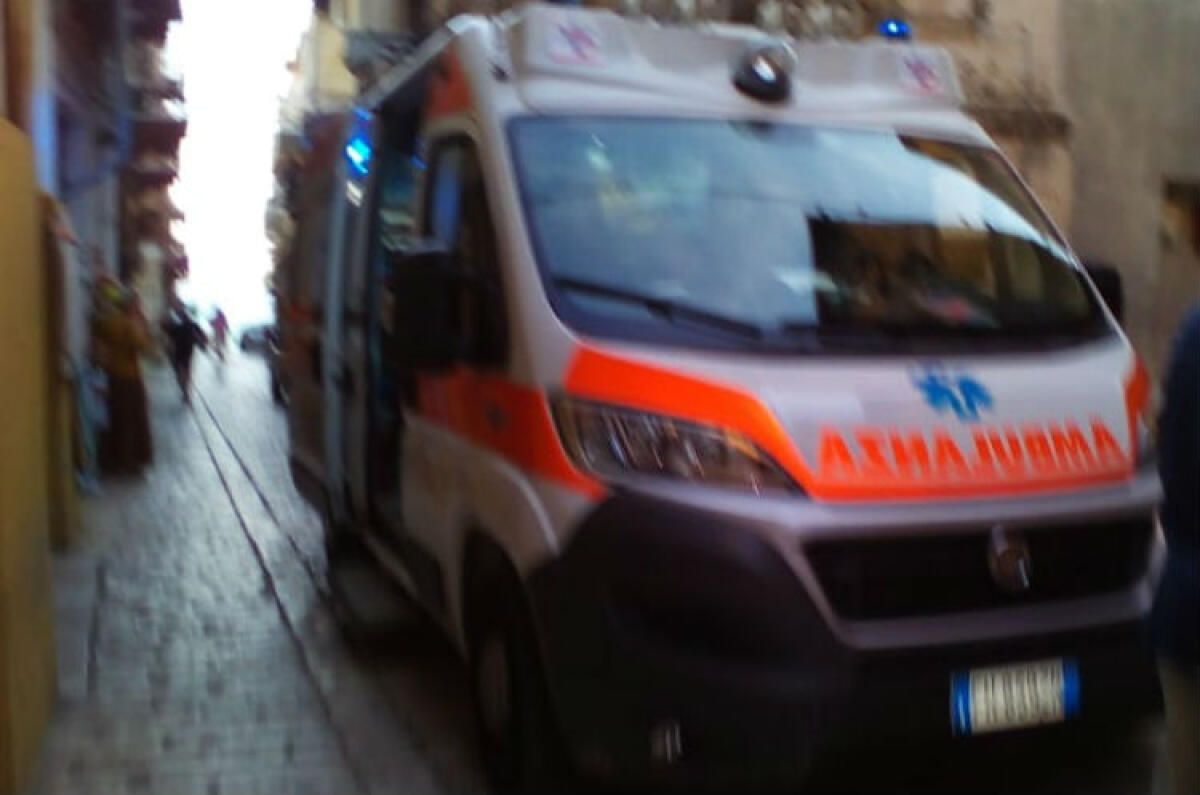 Guasto per un'ambulanza in transito, traffico rallentato e mezzo trasportato via - Immagini di repertorio