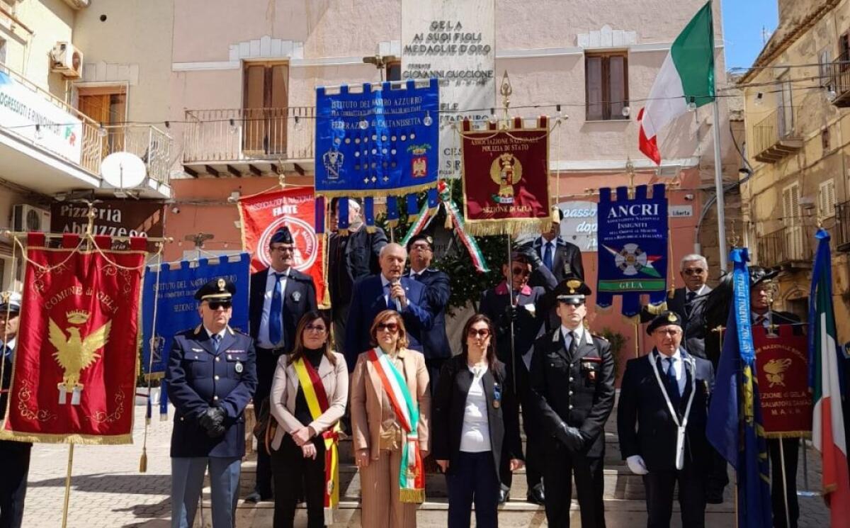 La celebrazione del 25 aprile, corteo istituzionale e cerimonia in piazza Martiri della Libertà - La celebrazione davanti al monumento di piazza Martiri della Libertà