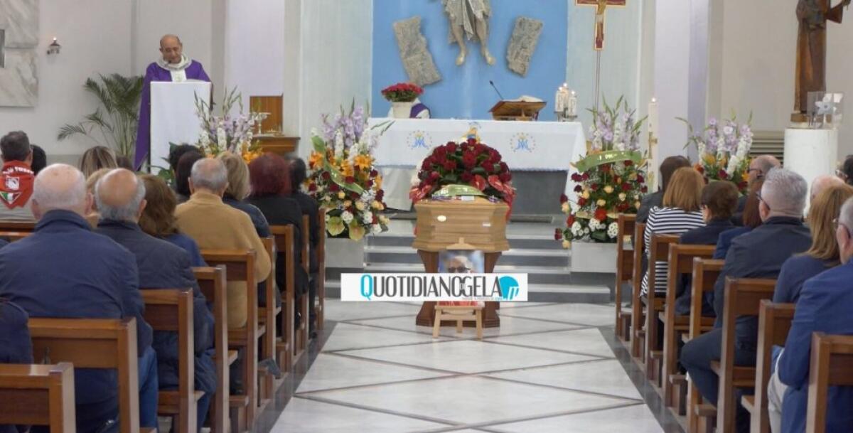 L'ultimo saluto ad Aurelio Massimo, chiesa gremita per i funerali del sindacalista -