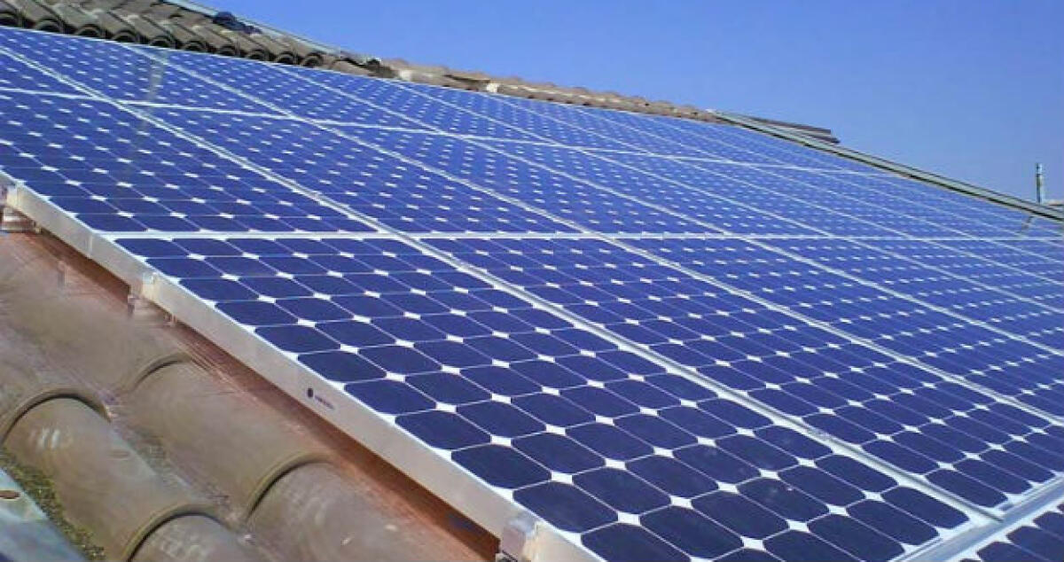 L'energia verde e i pannelli solari: una visione futuristica per un mondo sostenibile -