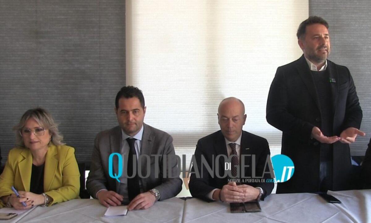 M5s, la lista per le amministrative: ecco i ventiquattro nomi schierati dai pentastellati - Di Stefano insieme ai senatori M5s Damante e Lorefice e con il parlamentare Ars Di Paola