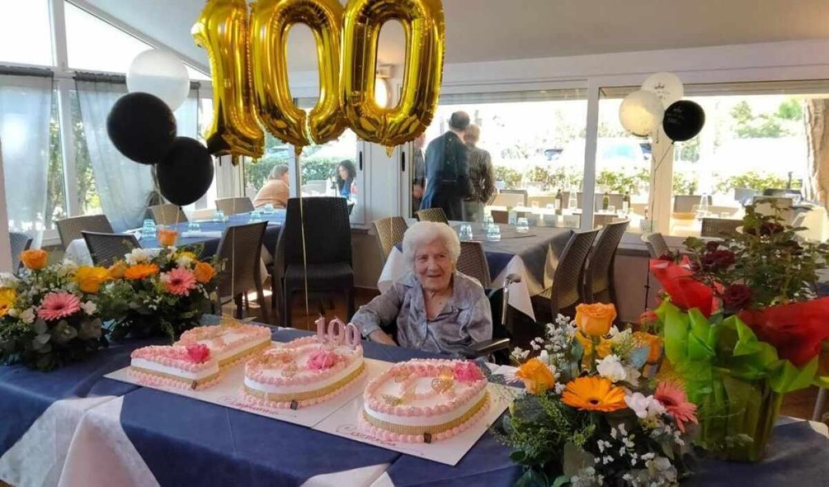 Carmela Alessi taglia il traguardo dei 100 anni, insieme a lei tutta la famiglia riunita - 