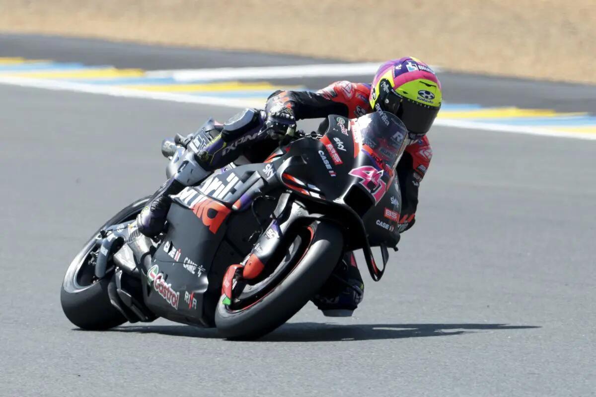 Espargarò vince la sprint in Catalunya, caduta e rimpianti Bagnaia - 