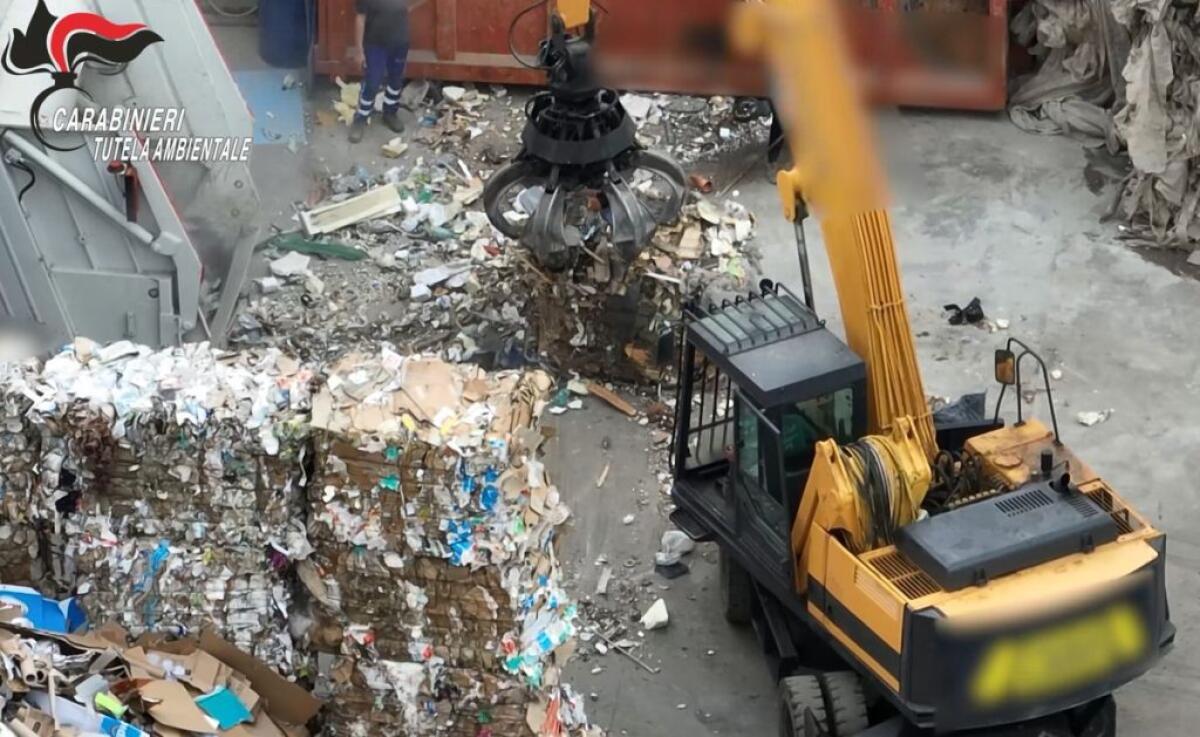 Traffico illecito di rifiuti e corruzione, 12 arresti in Campania - 