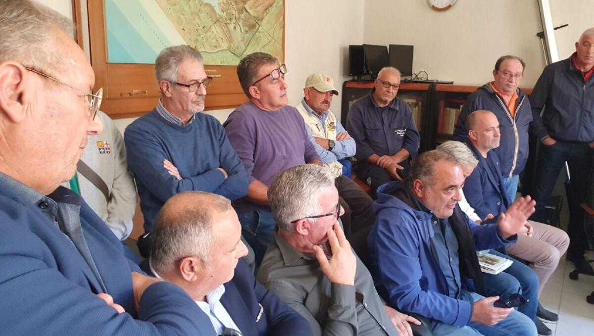 "Stagionali non avviati al lavoro e silenzio su stipendi", stato agitazione al Consorzio - Lavoratori del Consorzio durante una riunione sindacale