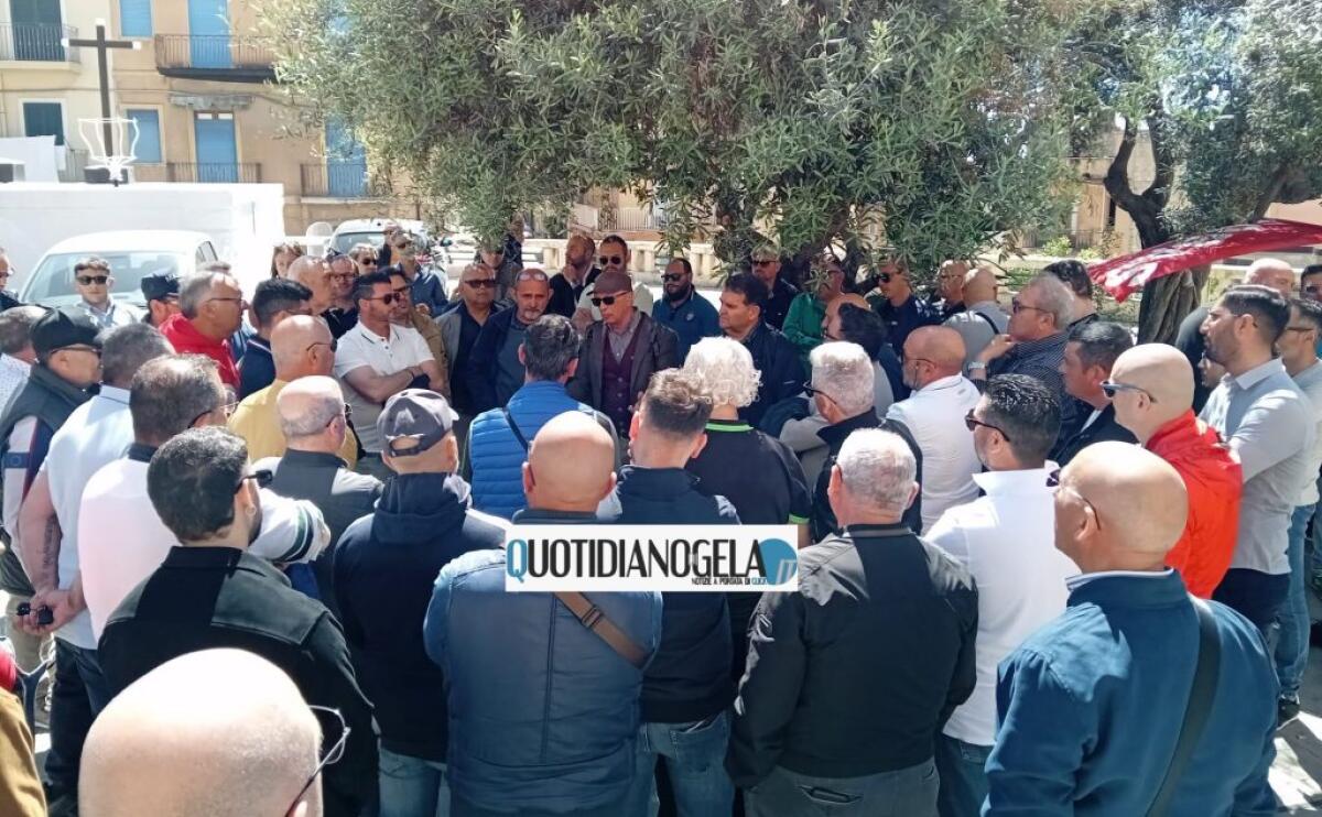 Cacici e i referenti Cobas lavoro privato insieme ai lavoratori, confronto in piazza Calvario - L'incontro organizzato dai Cobas