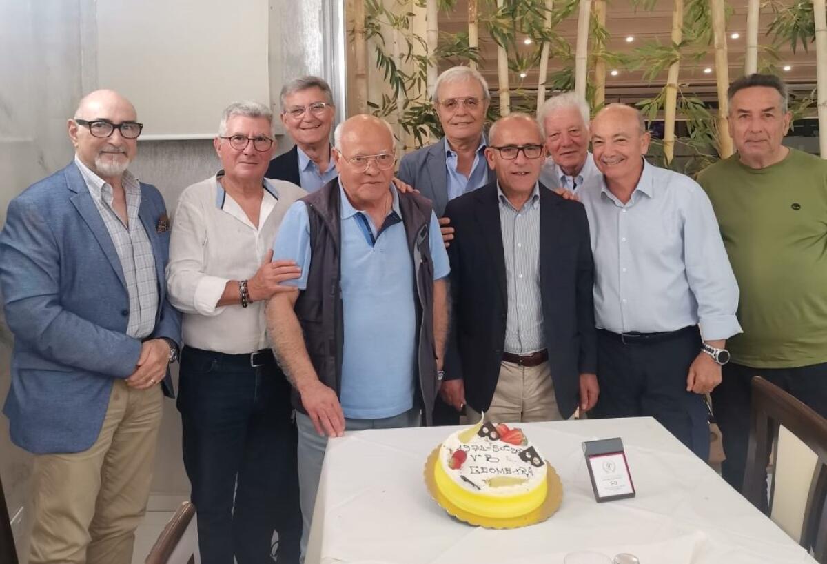 Cinquant'anni dal diploma di geometra, rimpatriata degli alunni della quinta B dello "Sturzo" - 