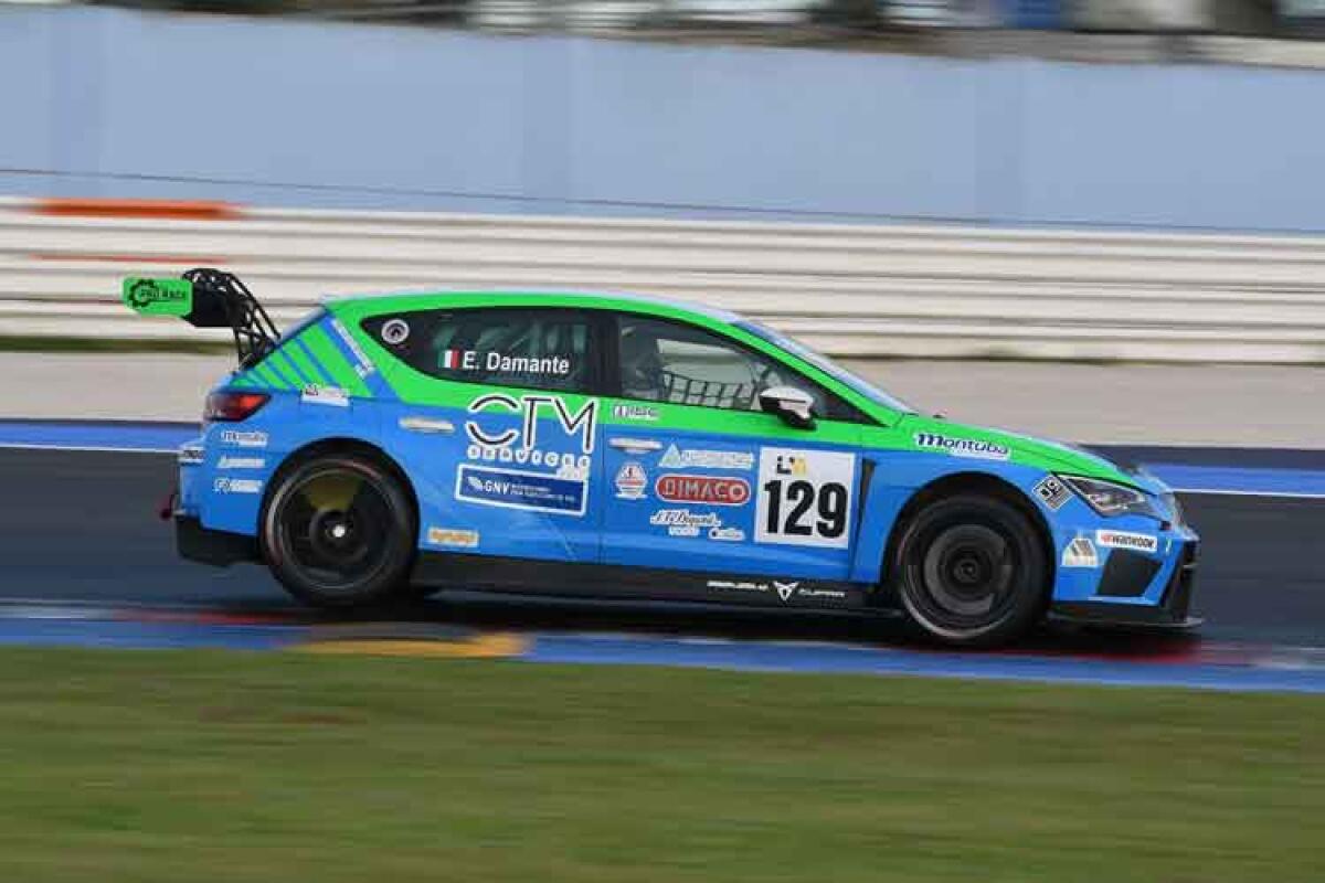Emilio Damante convince all'esordio nel Tcr-Dsg a Misano, prossima tappa a Pergusa - Nella foto grande: Emilio Damante su Cupra Dsg nella gara di esordio nel campionato Tcr.