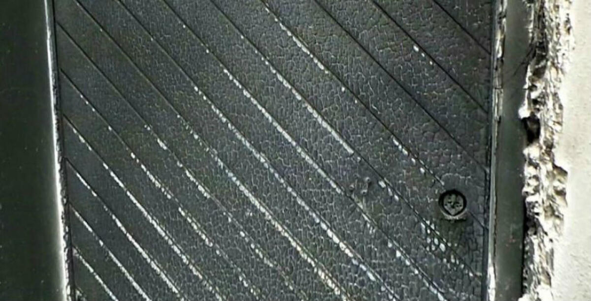 Portone danneggiato dalle fiamme, fu individuato un minore: ha concluso la messa alla prova - Immagini di repertorio