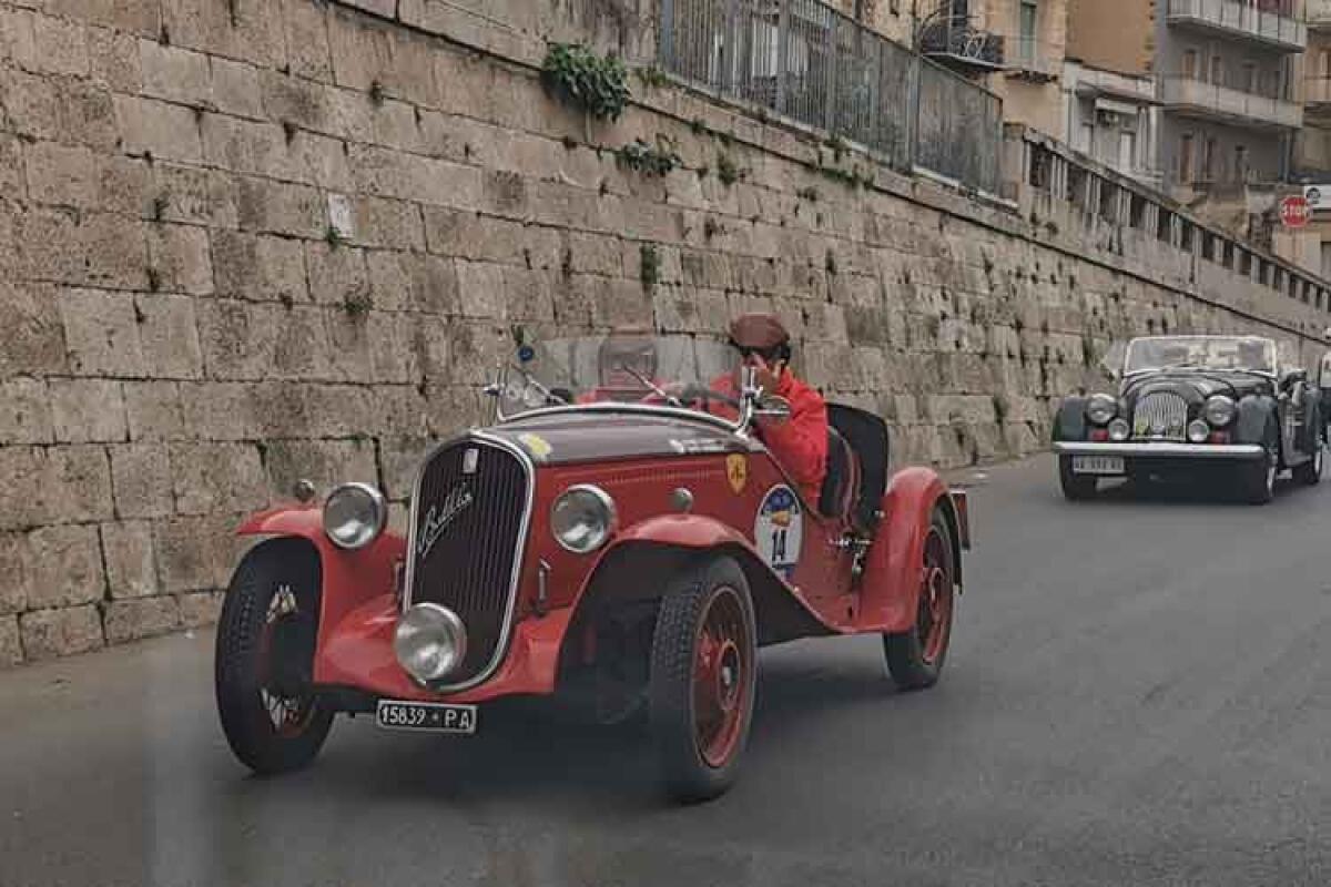 Il kartodromo attrae anche il “Giro di Sicilia", 199 equipaggi in pista per una speciale - Nella foto grande: Una Fiat Balilla in via Generale Cascino in occasione del Giro di Sicilia del 2022.