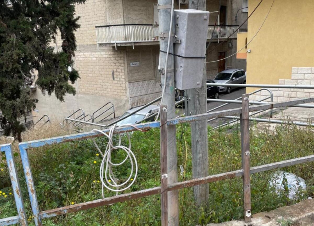 Sterpaglie e vegetazione spontanea ovunque, "anche problemi di sicurezza in un tratto di via Crispi" - 