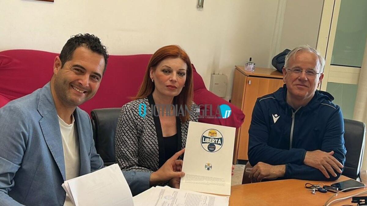 Coalizione Di Stefano con sette liste, per le urne depositata anche quella di Sud chiama nord - Di Stefano e Maniglia