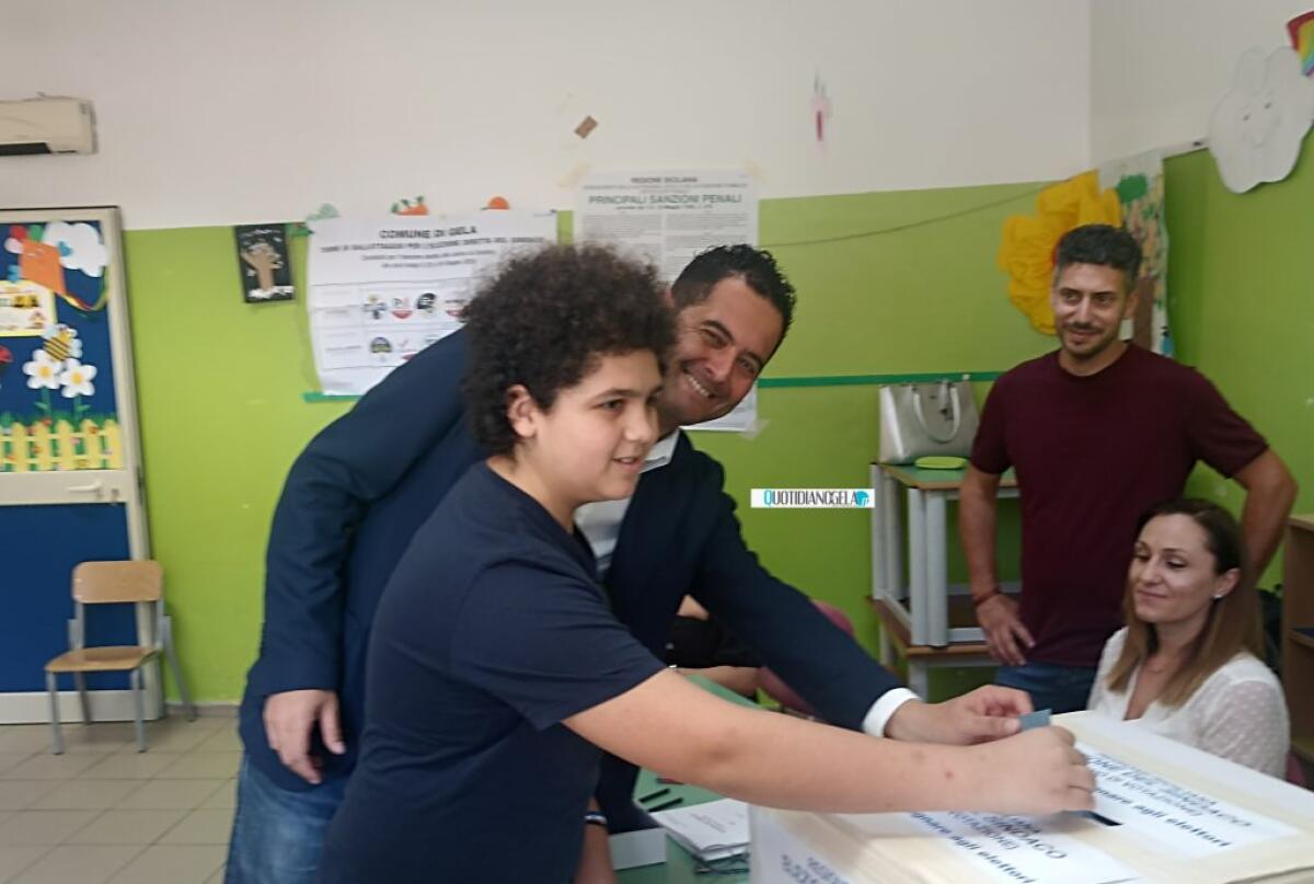 Di Stefano ha votato alla "Capuana", la scheda apposta insieme al figlio -