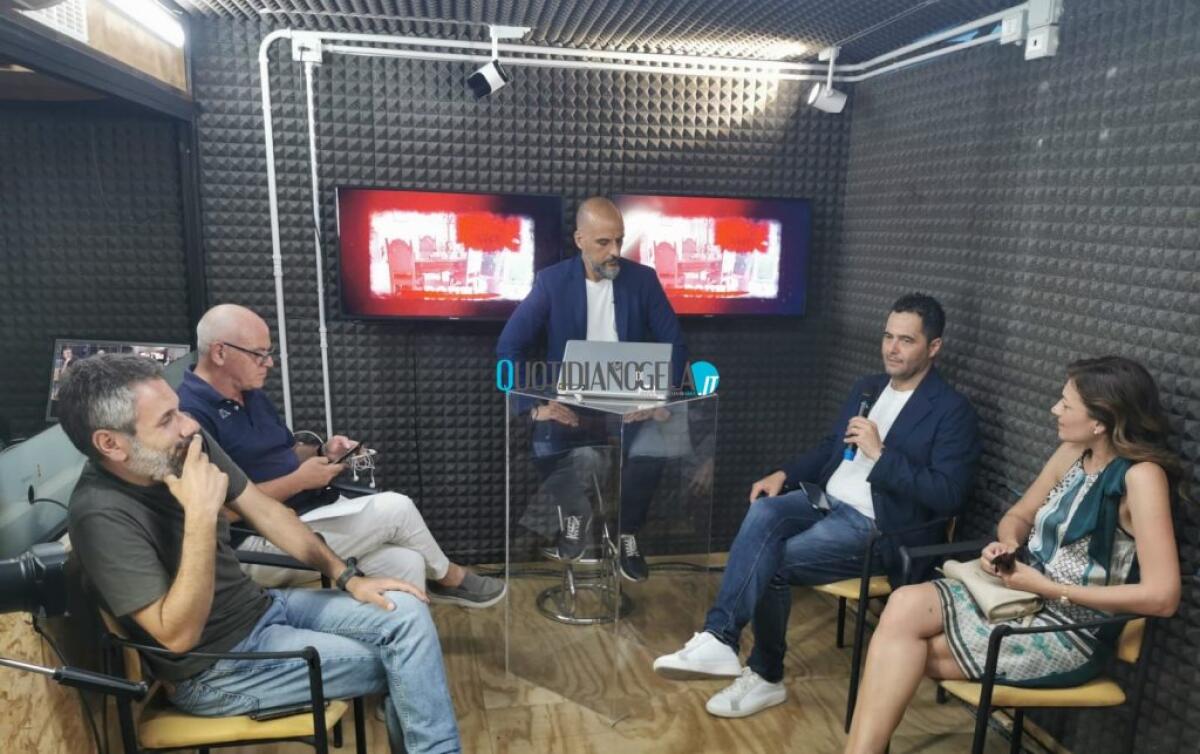 "Ringrazio Cosentino, ora vogliamo rilanciare la città", Di Stefano: "Acqua priorità, non sarà pattumiera" - Di Stefano insieme alla moglie, all'assessore Morgana e alla redazione di Telegela e Qdg.it