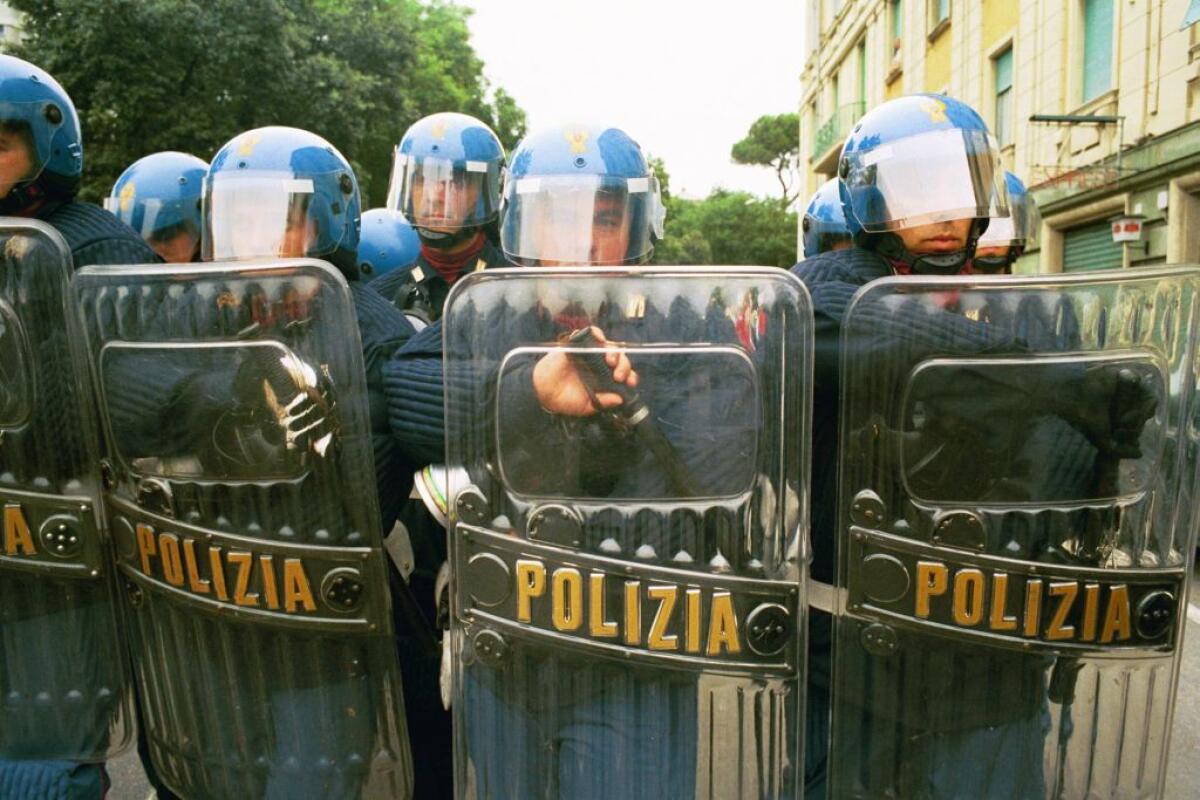 Scontri a Bologna durante gli sgomberi, 23 misure per membri collettivi - 