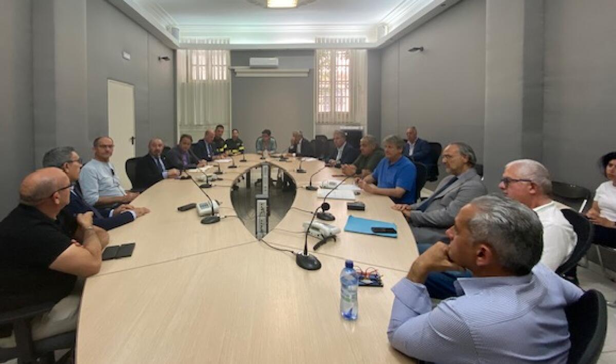Vertice in Prefettura per la crisi idrica, nuovi punti di approvvigionamento per i pompieri -