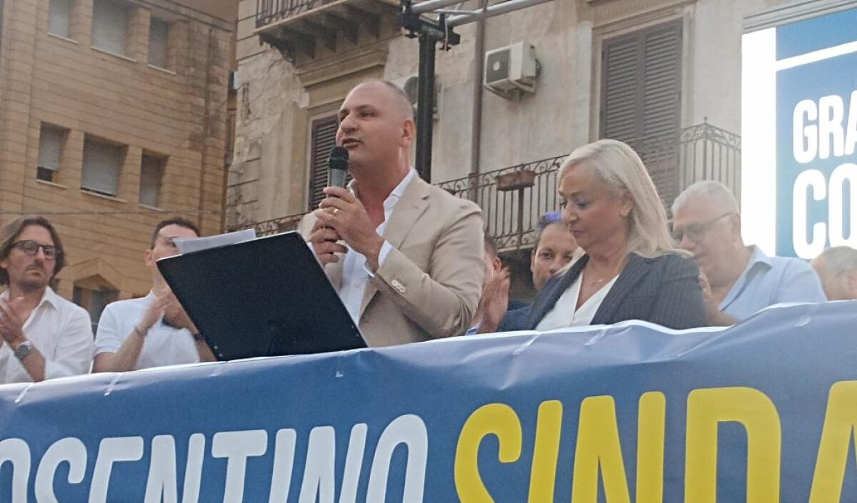 Cosentino sul palco con Albano e Lantieri: "Di Stefano faccia di bronzo, sarà la città del sole" -