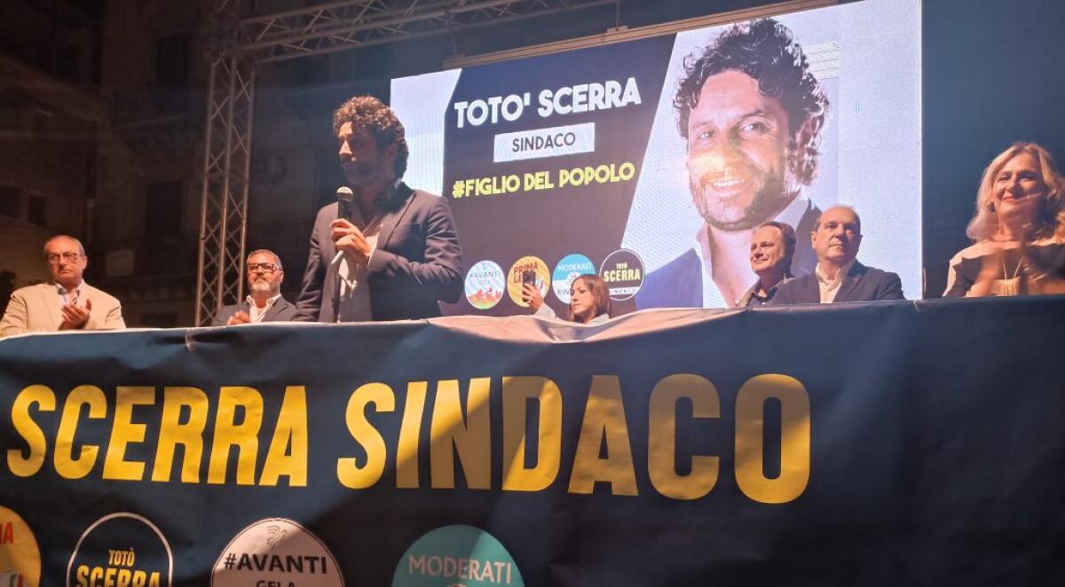 Scerra: "Non siamo come la signora dei rifiuti, sul palco fanno salire i condannati per mafia" - Scerra durante il comizio finale