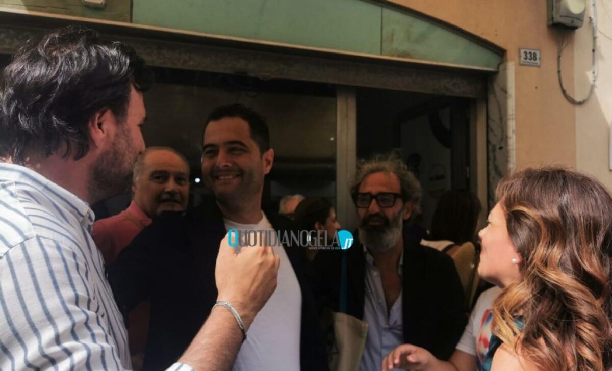 Gli albori civici, i finanziamenti e l'agorà: Di Stefano dall'occasione persa al successo - Di Stefano festeggia davanti al comitto elettorale