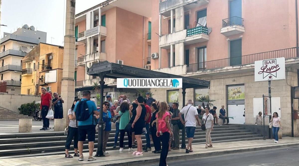 Città senza acqua, a San Giacomo cittadini reclamano: a Marchitello un intero stabile al collasso - Cittadini radunati a San Giacomo