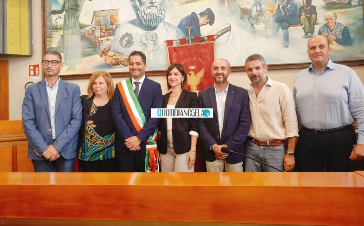 Inizia ufficialmente la sindacatura Di Stefano: si è insediato a Palazzo di Città - Di Stefano e gli assessori