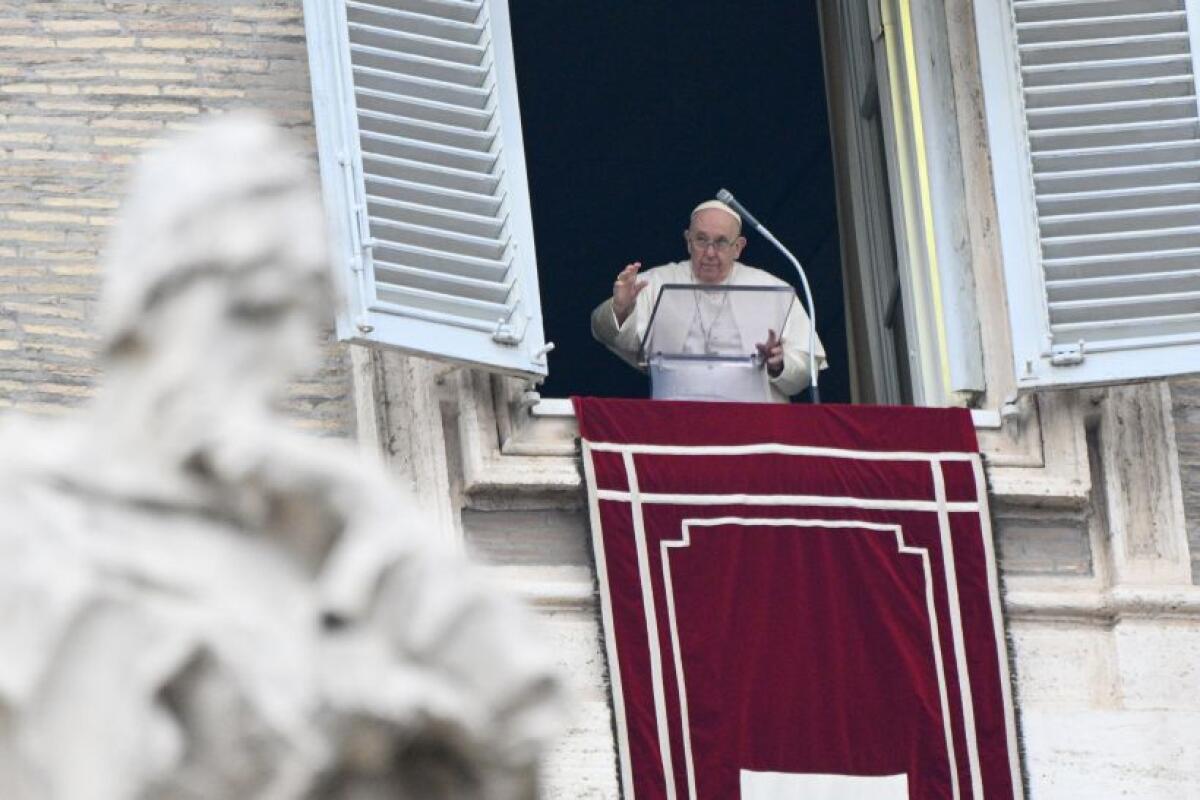 Papa “Non cessiamo di pregare per la pace” -