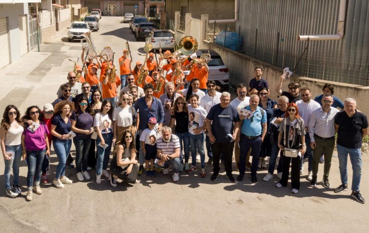 Scerra a Settefarine tra la gente con la banda musicale al seguito -