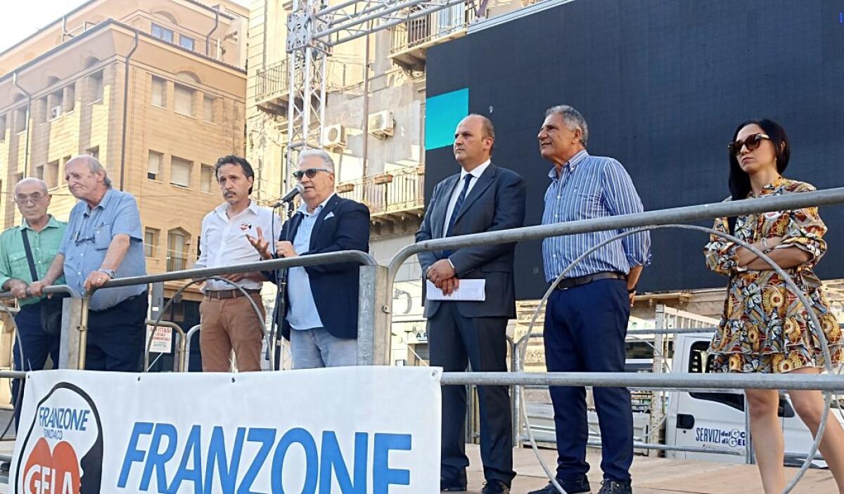 Franzone e il gruppo sostengono Di Stefano: "Maggiori garanzie sulle nostre priorità di programma" - Franzone e i sostenitori durante il comizio