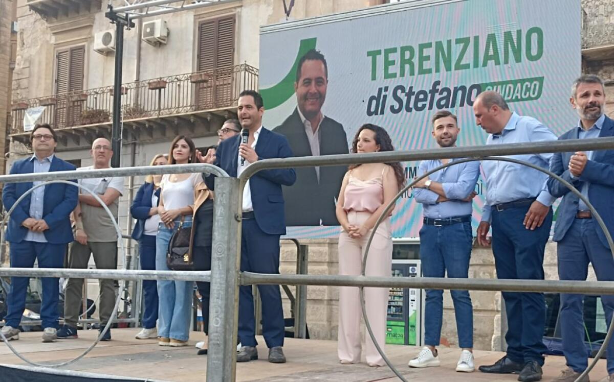 "Terenziano contro le lobby dei rifiuti", Di Stefano dal palco: "Liberiamo la città dal sistema" - Un comizio elettorale della coalizione del sindaco Di Stefano