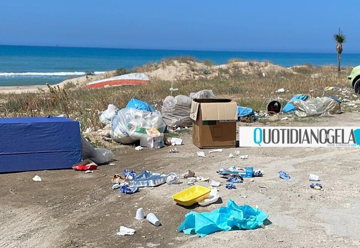 Manfria, a ridosso della spiaggia rifiuti di ogni genere: "Un vero scempio" - 