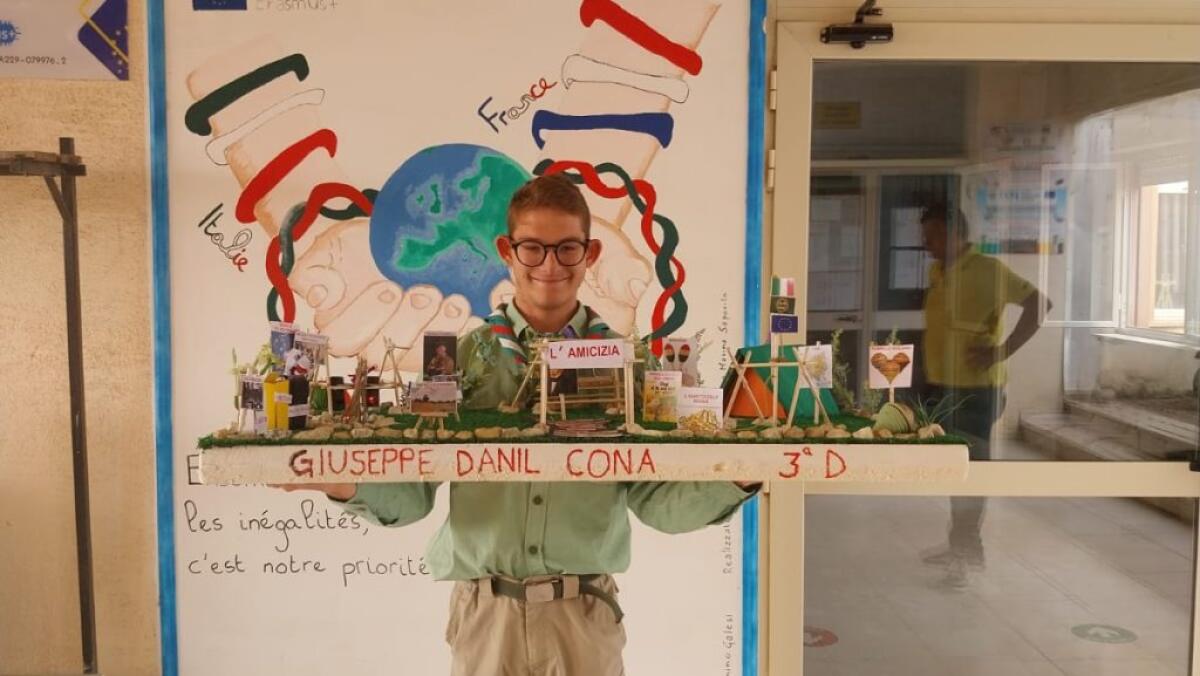 Danilo Cona si presenta all'esame con l'uniforme scout e parla di amicizia e inclusione - 