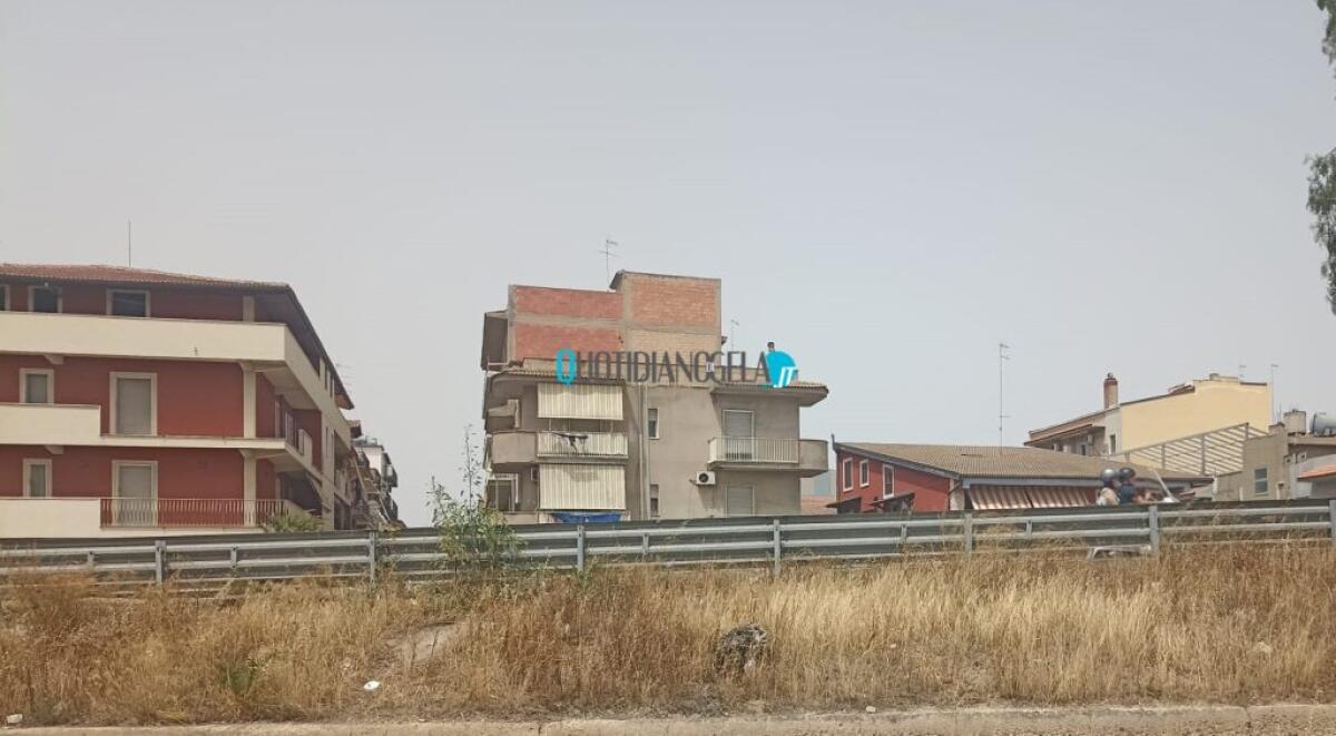 Verde incolto, interventi Ghelas nella zona del cavalcavia di via Venezia - La zona del cavalcavia di via Venezia