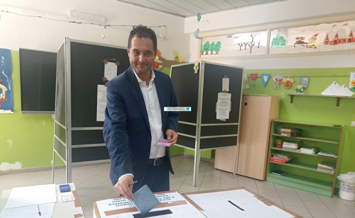 Di Stefano ha votato alla "Capuana", ha aperto la domenica elettorale - 