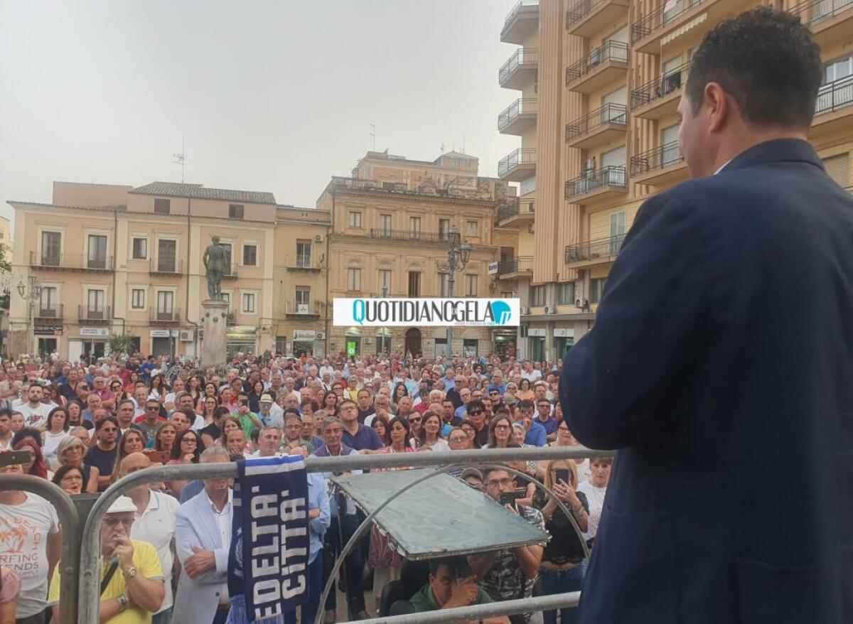 Il sindaco "libero e umile" davanti alla piazza: Di Stefano, "non ci fermeremo un attimo" - 