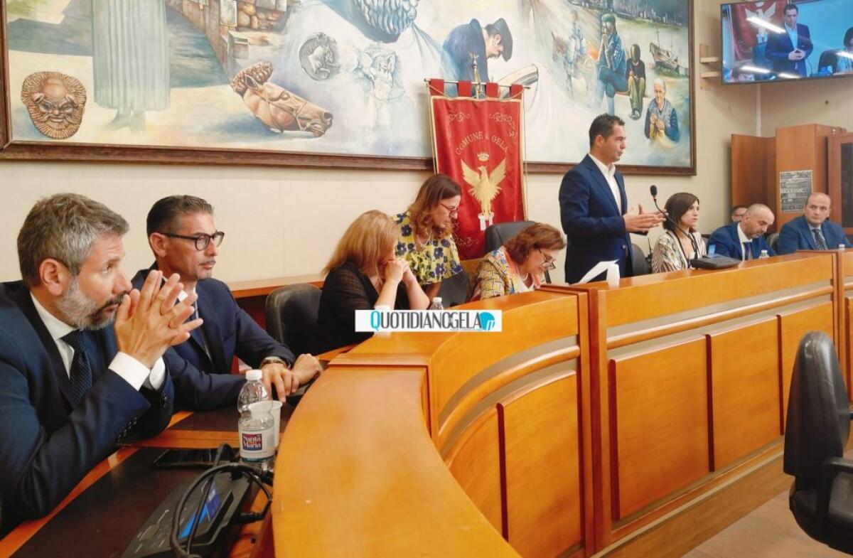 Dissesto e verifiche, Di Stefano pronto ad incontrare i revisori: vuole accelerare per il bilancio - Di Stefano insieme agli assessori in aula consiliare