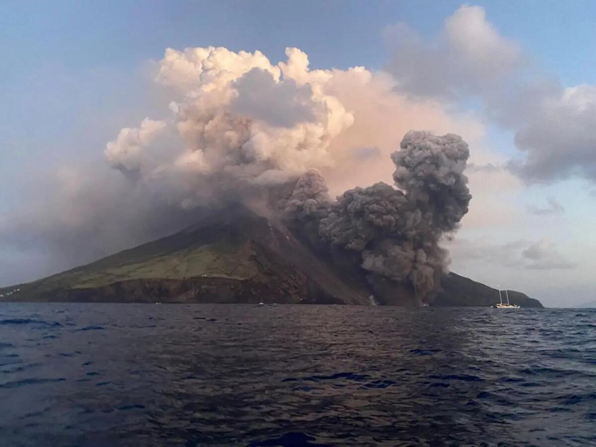 Nuova esplosione sullo Stromboli, nube e cenere sull’isola - 