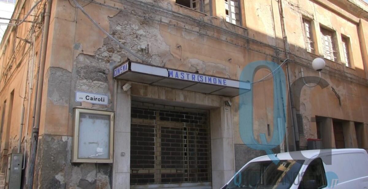 Cedimenti, pericoli e degrado continuo: "Mettere in sicurezza l'ex cinema Mastrosimone" -