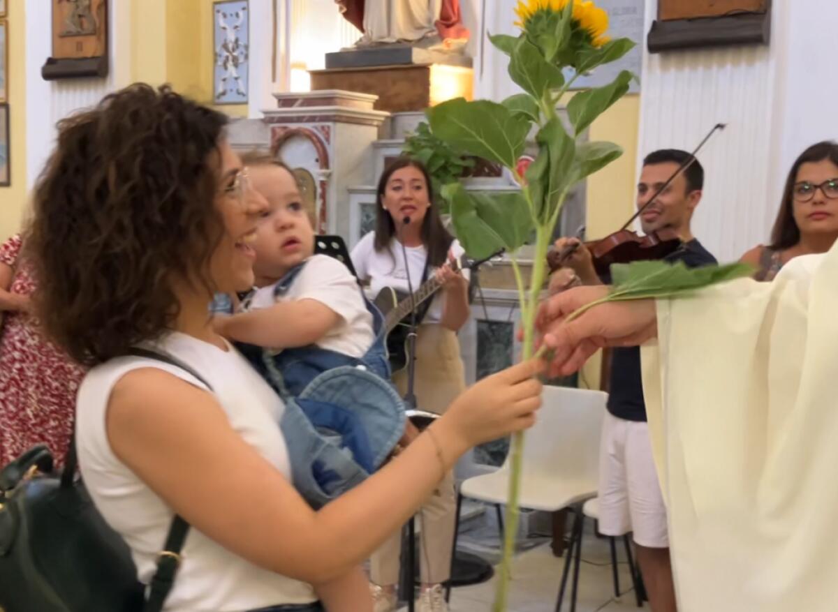 La devozione dello "scapolare" per la festa della Madonna del Carmelo -