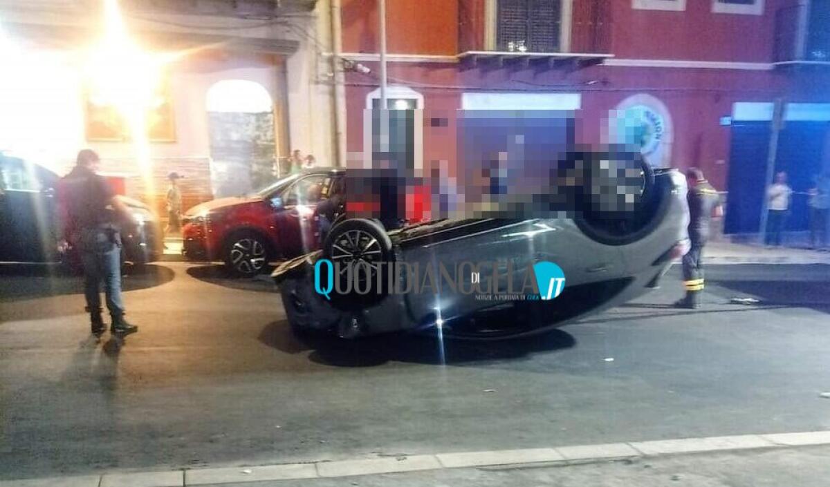 Schianto stradale in via Generale Cascino, un'auto ribaltata - 