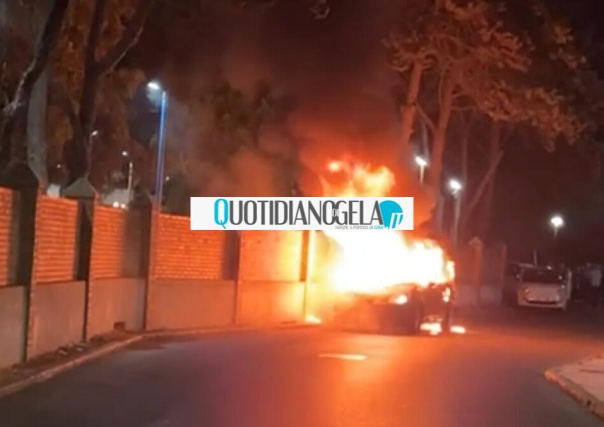 Auto distrutta dal fuoco a Macchitella, fiamme causate da un guasto: esclusa l'azione dolosa -