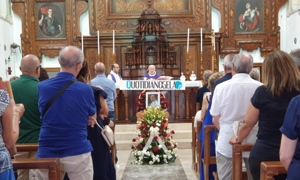 L'ultimo saluto a Carmelo Casano, tanti ad omaggiarlo durante i funerali: sempre vicino a tutti -