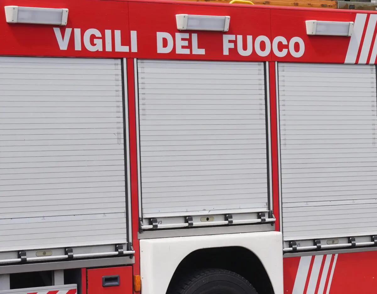 Incendi, due vigili del fuoco muoiono nel Materano - 