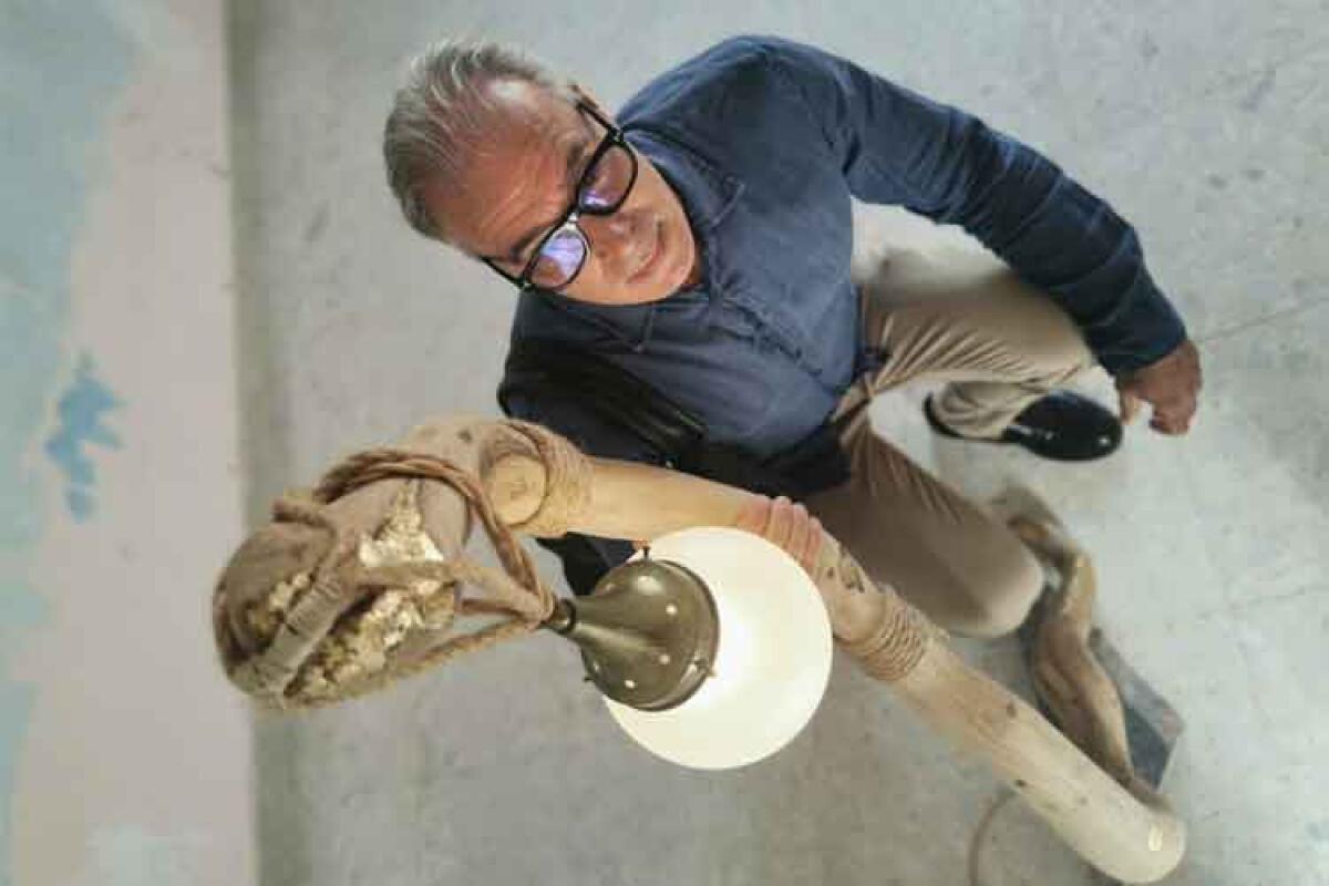 Il “serpente ligneo” di Maurizio Russo alla quadriennale “made in Sicily” al “Civico 111” - Nella foto grande: Maurizio Russo e la sua scultura a serpente "From the sea".