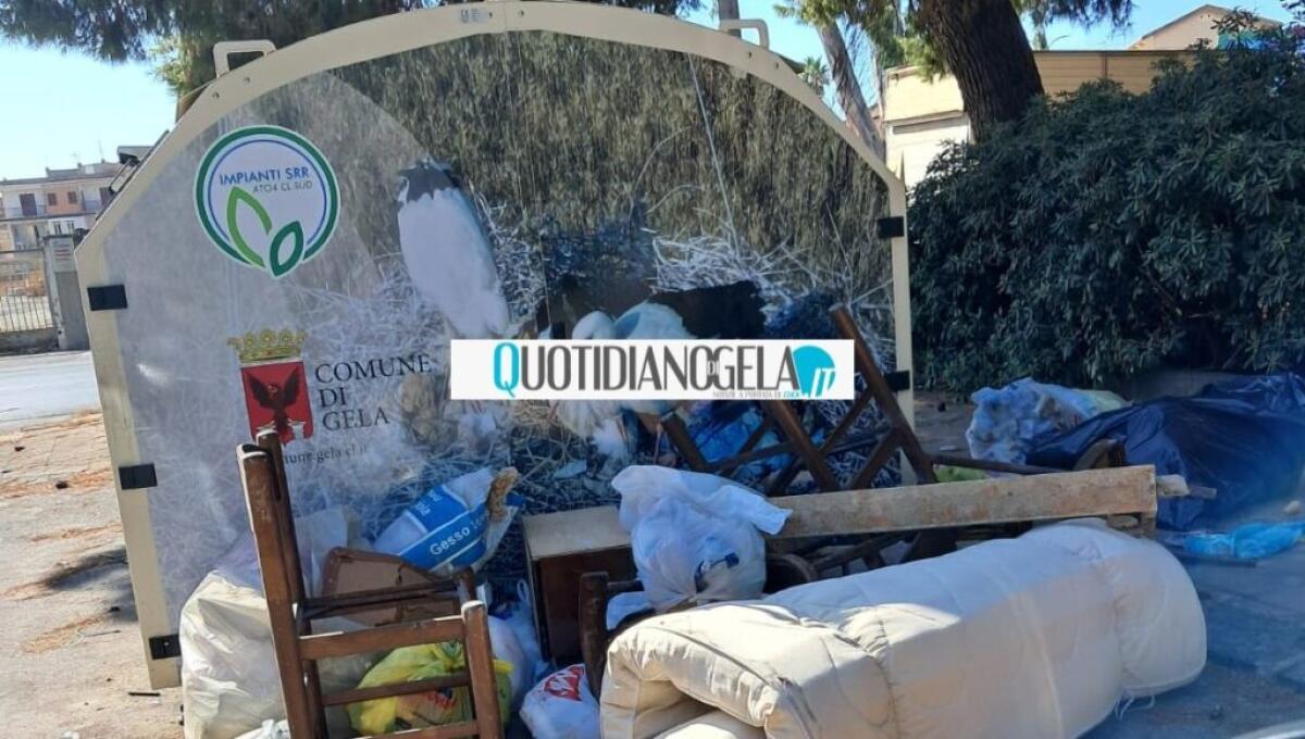 A Giardinelli ancora degrado e incuria, isola ecologica trasformata in mini discarica -