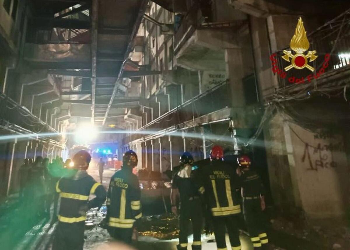 Napoli, crolla un ballatoio alle Vele di Scampia. 2 morti e 13 feriti - 