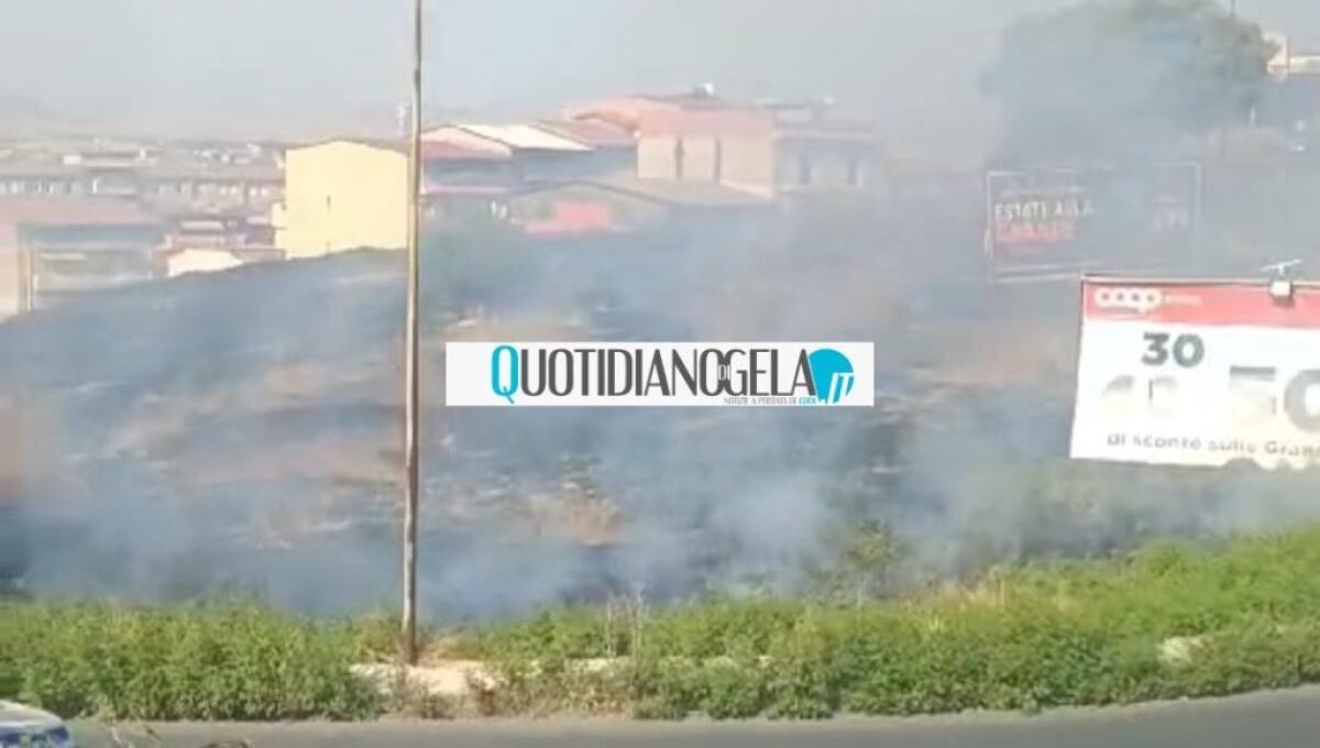 Dalle campagne alle aree incolte nel perimetro urbano, tanti incendi e pericoli - Il rogo che ieri si è sviluppato in via Butera
