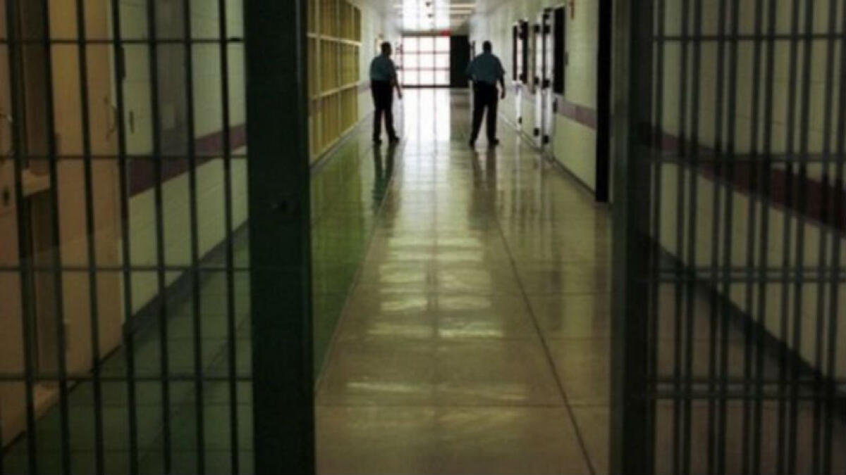 Detenuti nel carcere "Ucciardone" usavano telefoni cellulari, a giudizio anche due gelesi -